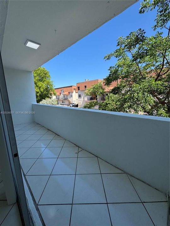 For Rent: $2,150 (2 beds, 1 baths, 834 Square Feet)
