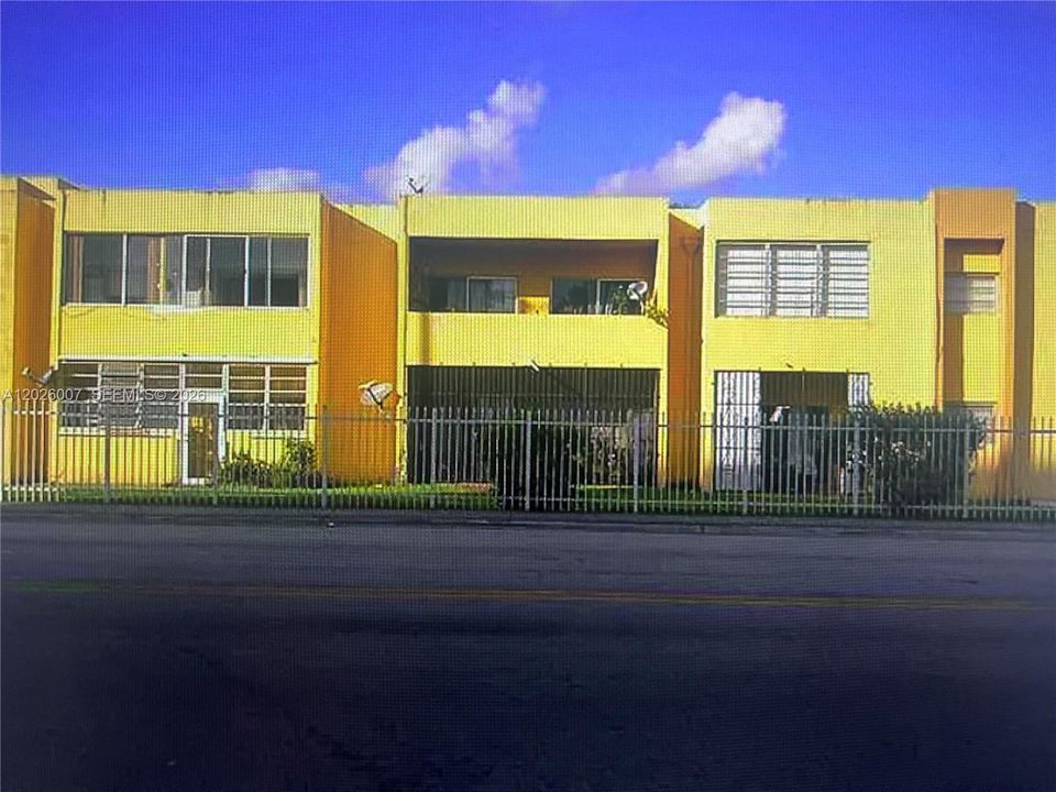 For Rent: $2,150 (2 beds, 1 baths, 834 Square Feet)