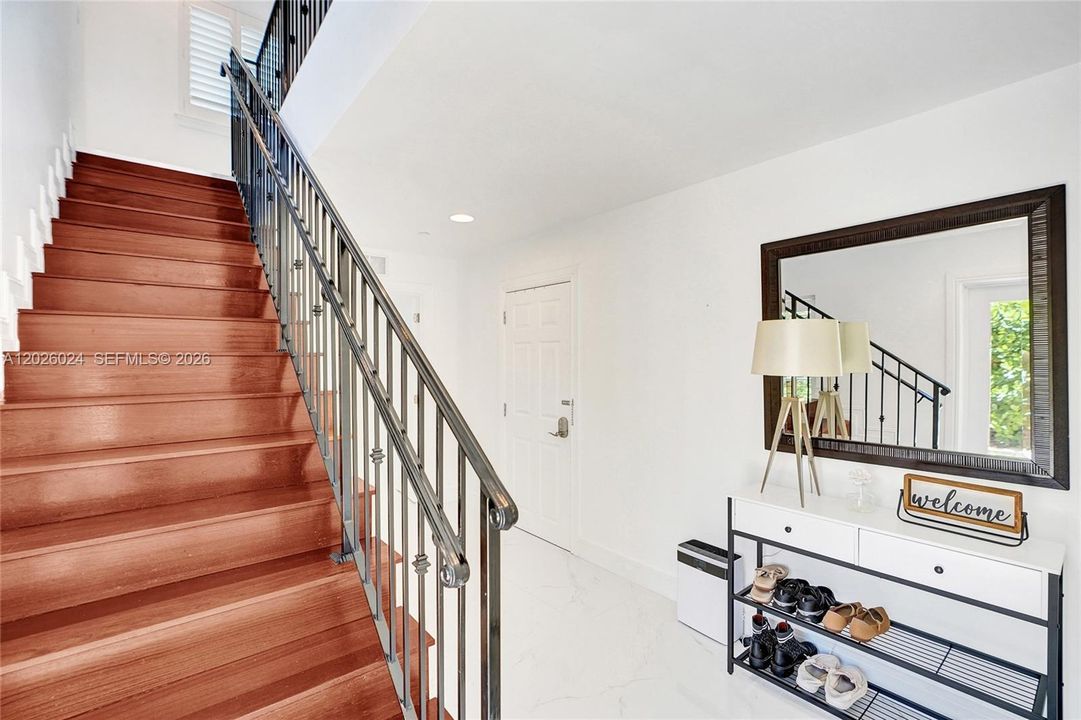 En Venta: $995,000 (3 camas, 3 baños, 2732 Pies cuadrados)