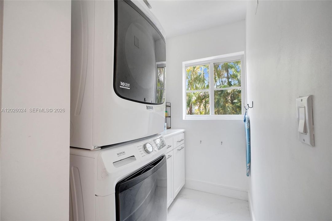 En Venta: $995,000 (3 camas, 3 baños, 2732 Pies cuadrados)