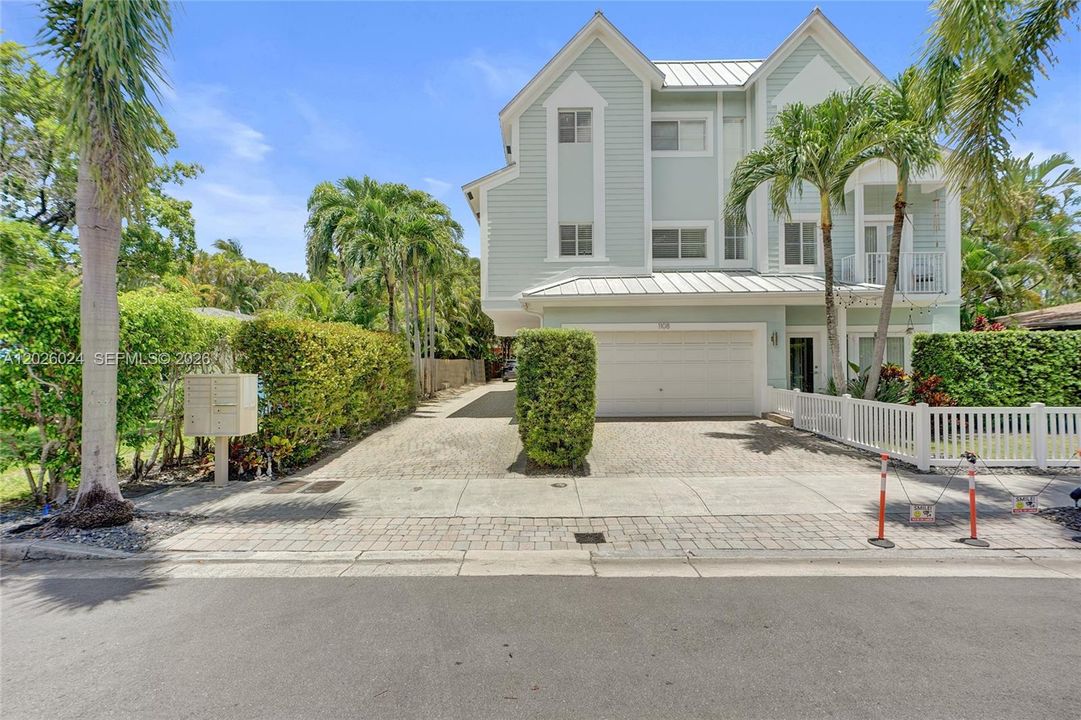 En Venta: $995,000 (3 camas, 3 baños, 2732 Pies cuadrados)