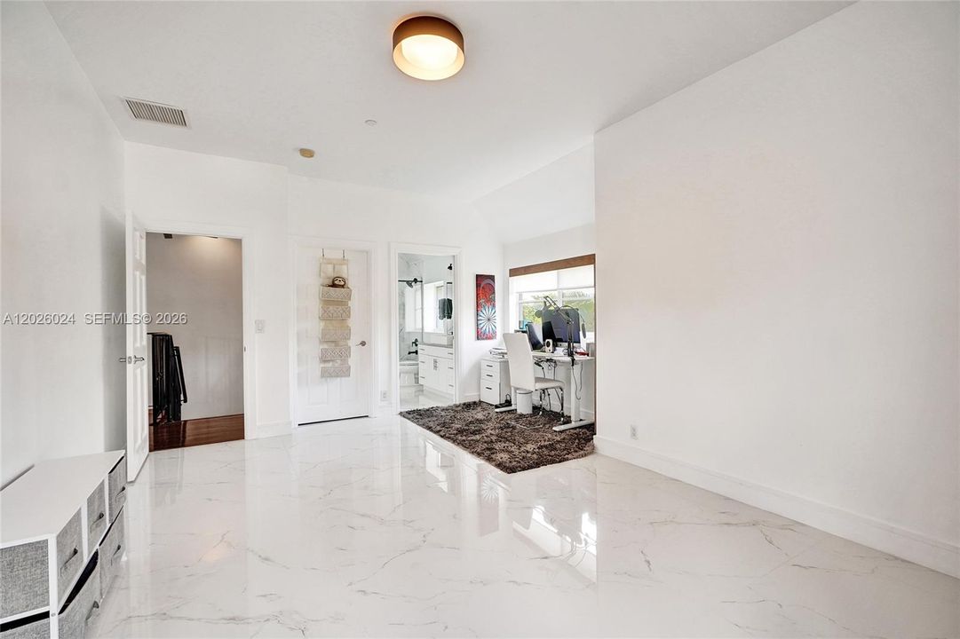 En Venta: $995,000 (3 camas, 3 baños, 2732 Pies cuadrados)