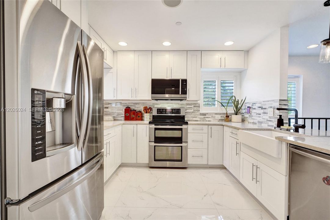 En Venta: $995,000 (3 camas, 3 baños, 2732 Pies cuadrados)