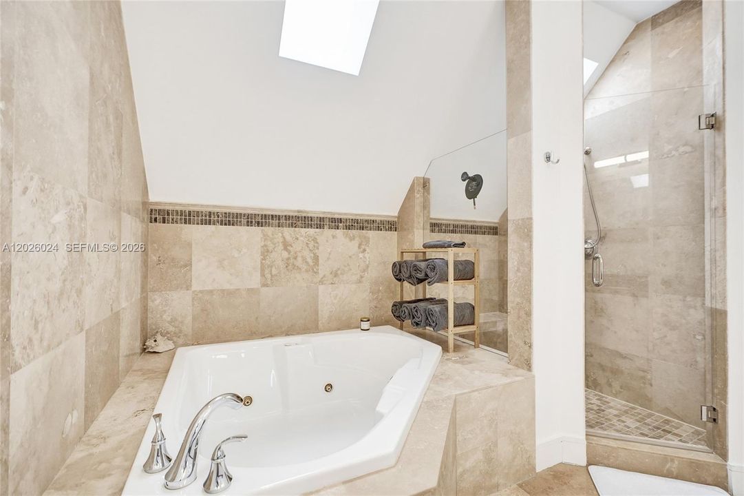 En Venta: $995,000 (3 camas, 3 baños, 2732 Pies cuadrados)