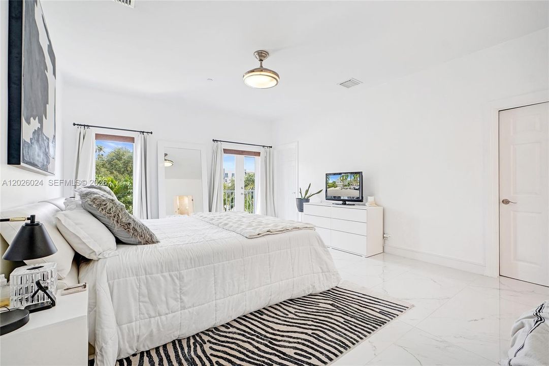 En Venta: $995,000 (3 camas, 3 baños, 2732 Pies cuadrados)