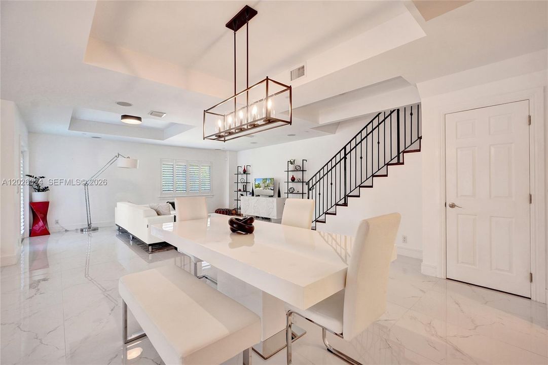 En Venta: $995,000 (3 camas, 3 baños, 2732 Pies cuadrados)