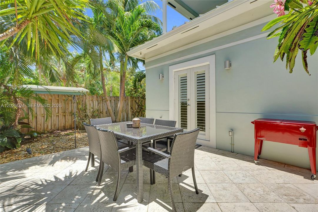 En Venta: $995,000 (3 camas, 3 baños, 2732 Pies cuadrados)