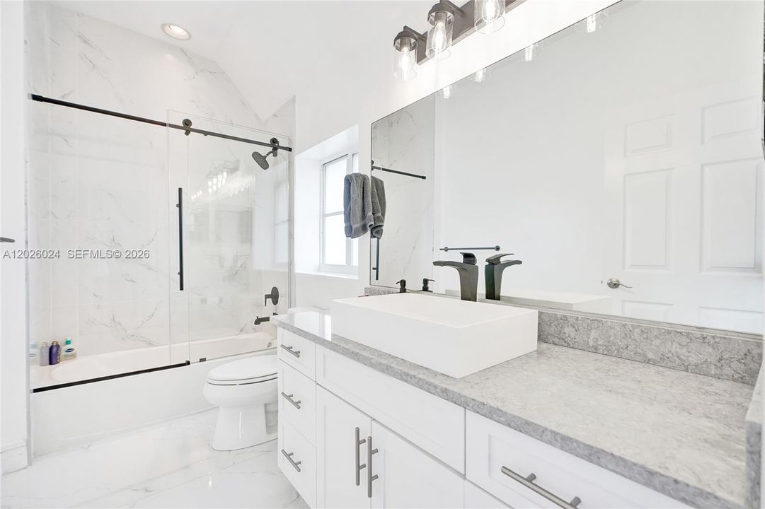 En Venta: $995,000 (3 camas, 3 baños, 2732 Pies cuadrados)