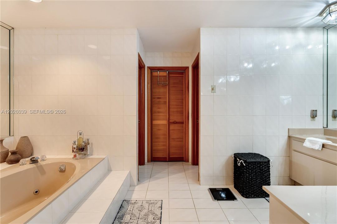 Active With Contract: $1,000,000 (6 beds, 4 baths, 3658 Square Feet)