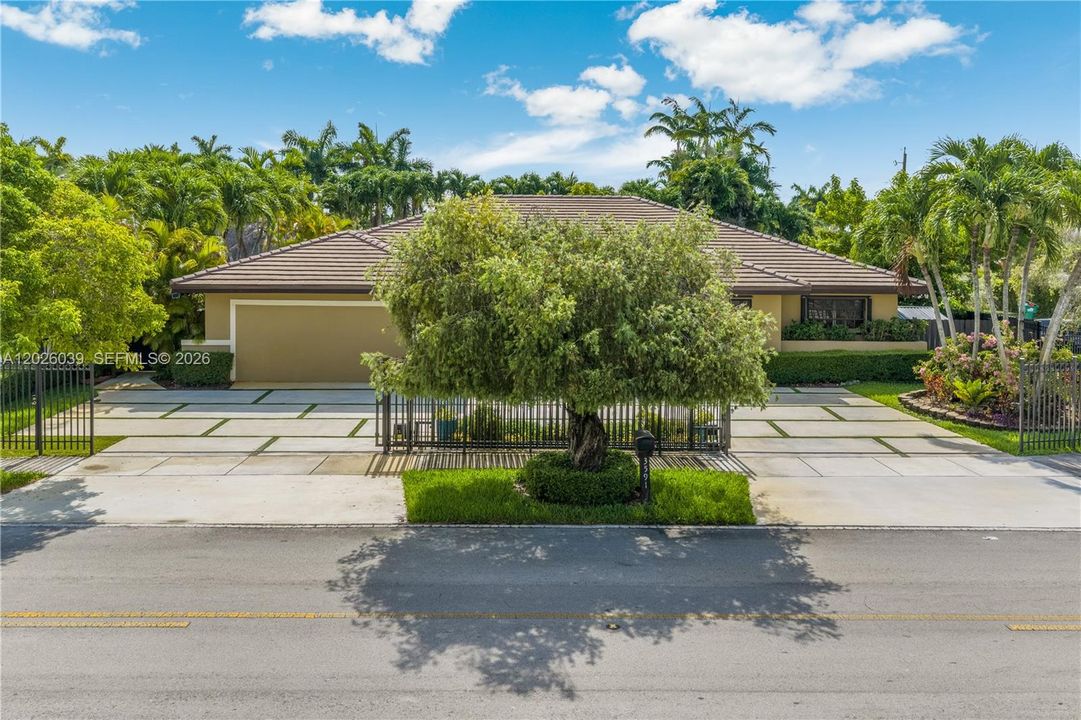 For Sale: $1,000,000 (6 beds, 4 baths, 3658 Square Feet)