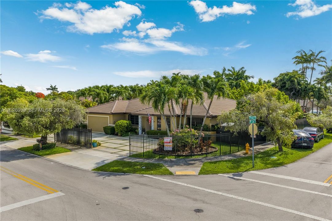 Active With Contract: $1,000,000 (6 beds, 4 baths, 3658 Square Feet)