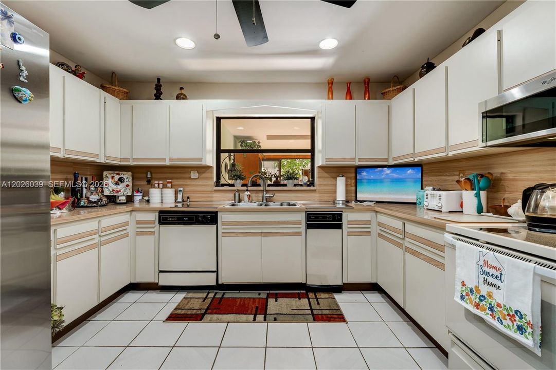 Active With Contract: $1,000,000 (6 beds, 4 baths, 3658 Square Feet)
