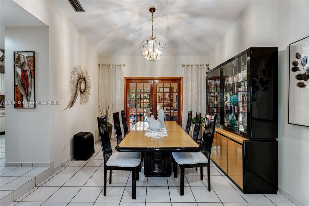 Active With Contract: $1,000,000 (6 beds, 4 baths, 3658 Square Feet)