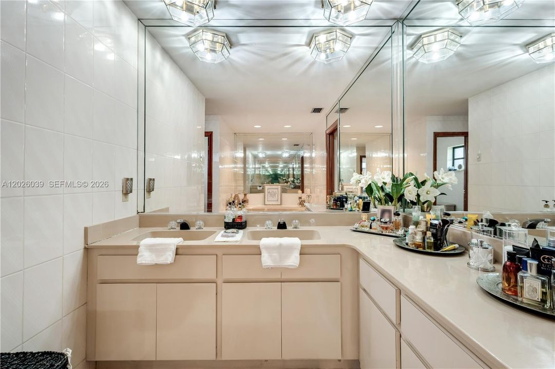 Active With Contract: $1,000,000 (6 beds, 4 baths, 3658 Square Feet)