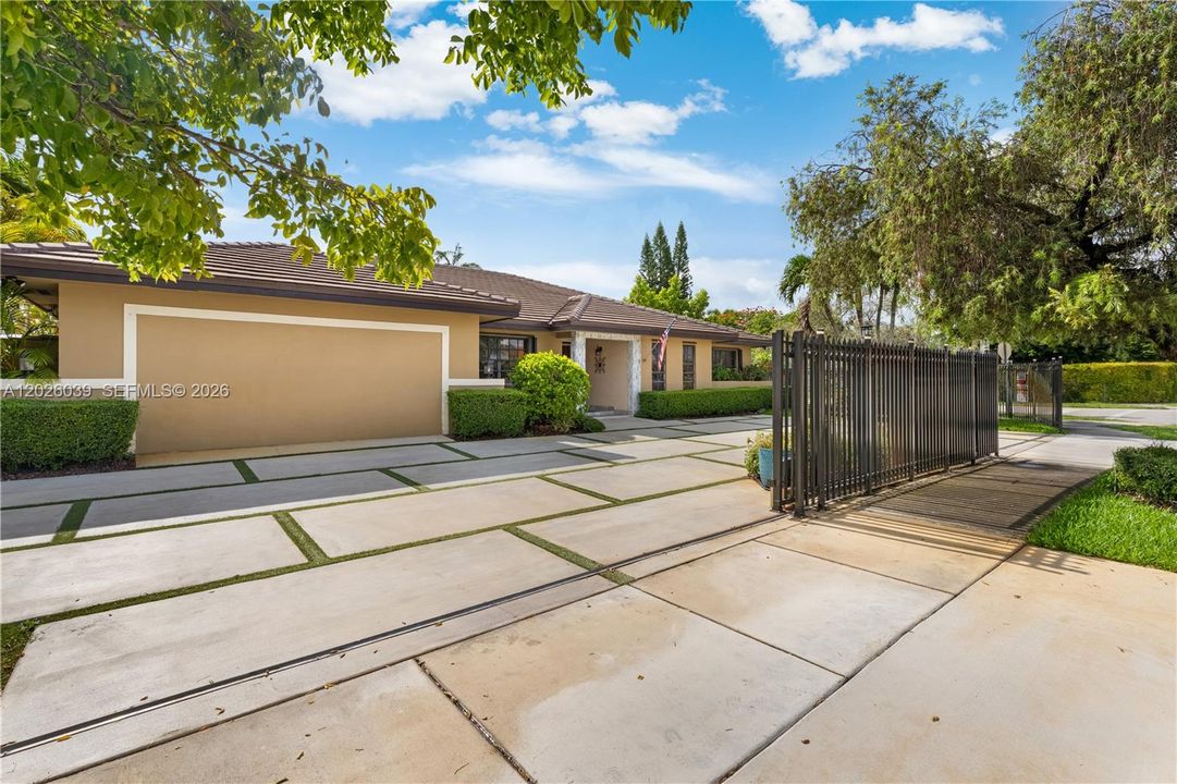 Active With Contract: $1,000,000 (6 beds, 4 baths, 3658 Square Feet)