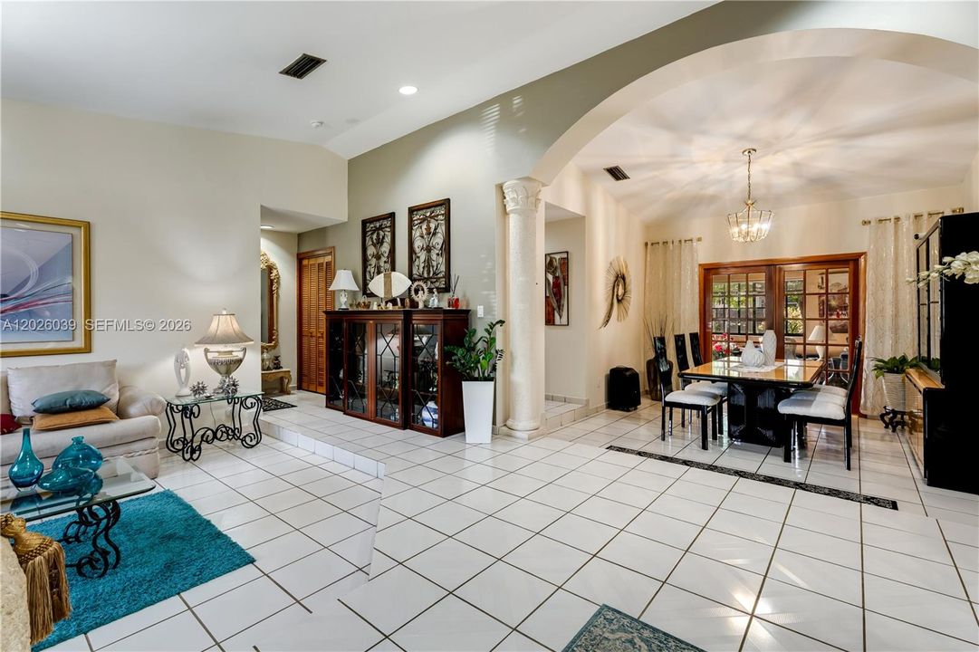Active With Contract: $1,000,000 (6 beds, 4 baths, 3658 Square Feet)