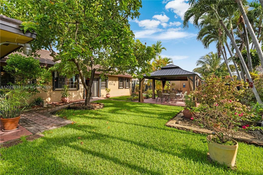 Active With Contract: $1,000,000 (6 beds, 4 baths, 3658 Square Feet)
