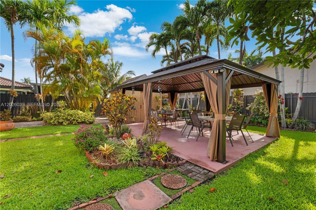 Active With Contract: $1,000,000 (6 beds, 4 baths, 3658 Square Feet)