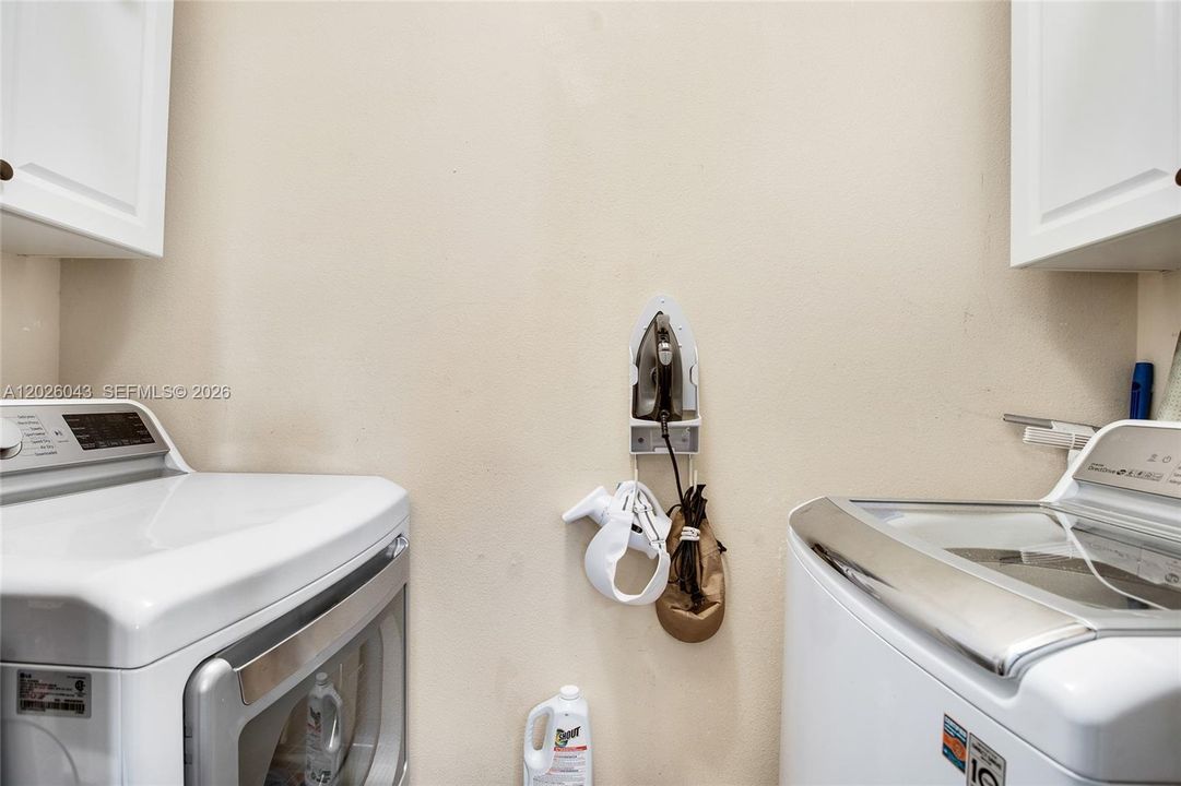 For Sale: $585,000 (2 beds, 2 baths, 1708 Square Feet)