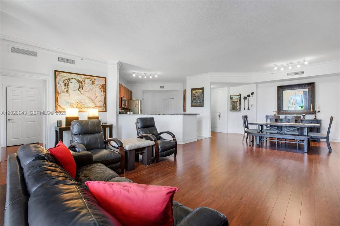 For Sale: $585,000 (2 beds, 2 baths, 1708 Square Feet)