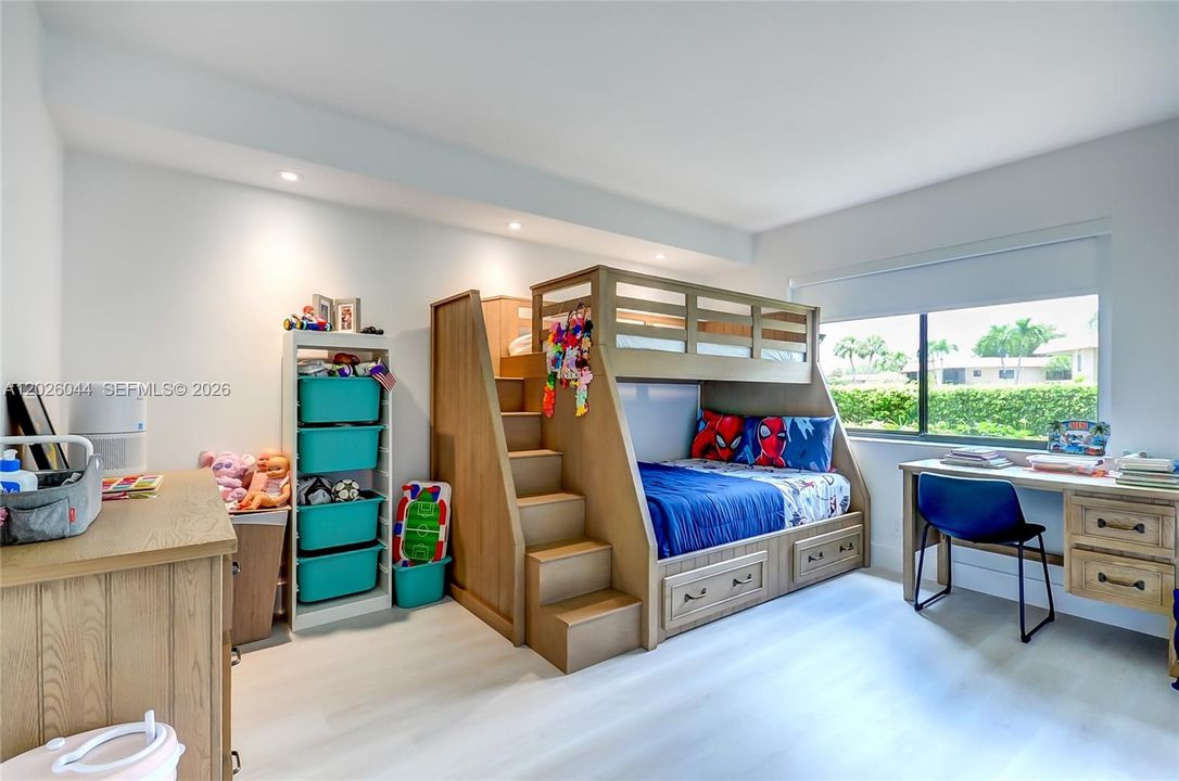 Active With Contract: $345,000 (2 beds, 2 baths, 1256 Square Feet)