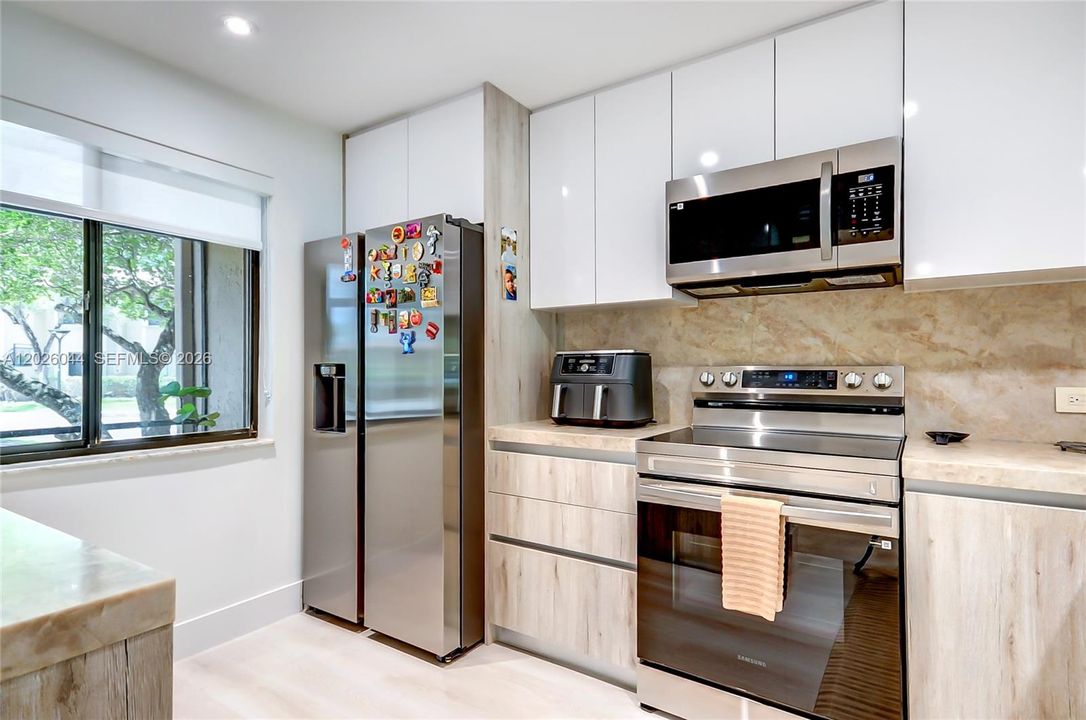 Active With Contract: $345,000 (2 beds, 2 baths, 1256 Square Feet)