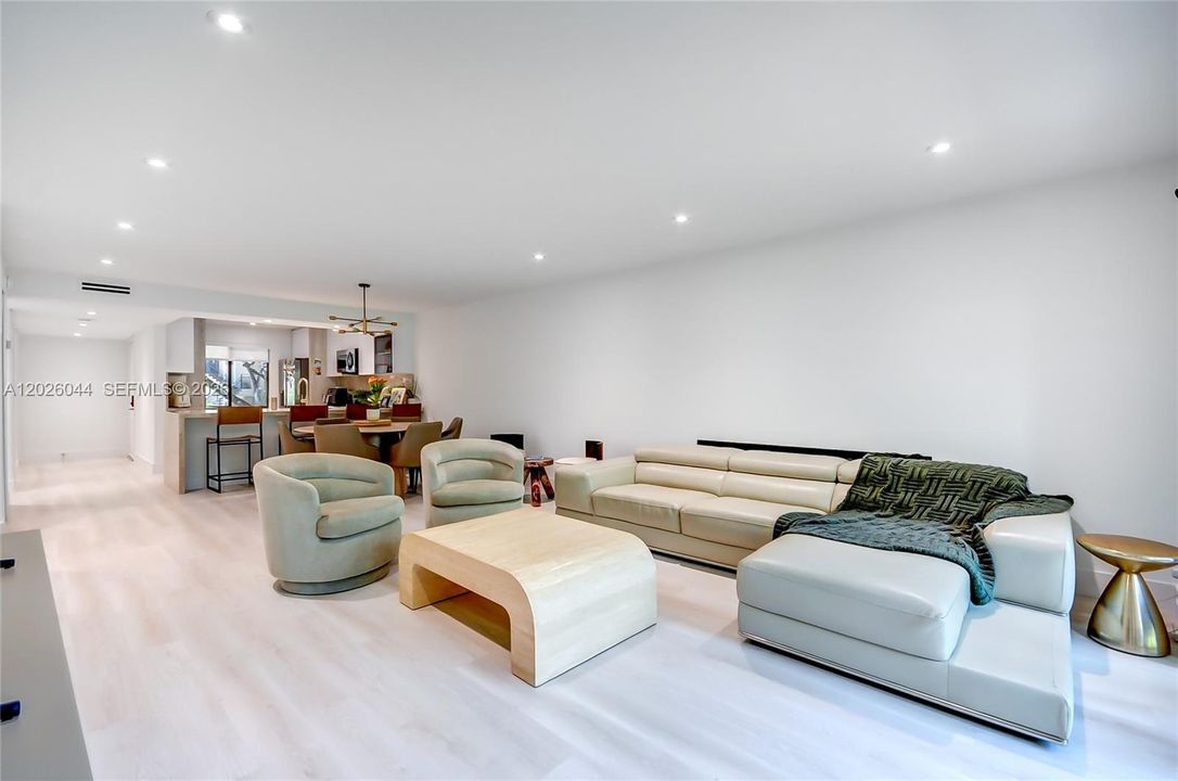 Active With Contract: $345,000 (2 beds, 2 baths, 1256 Square Feet)