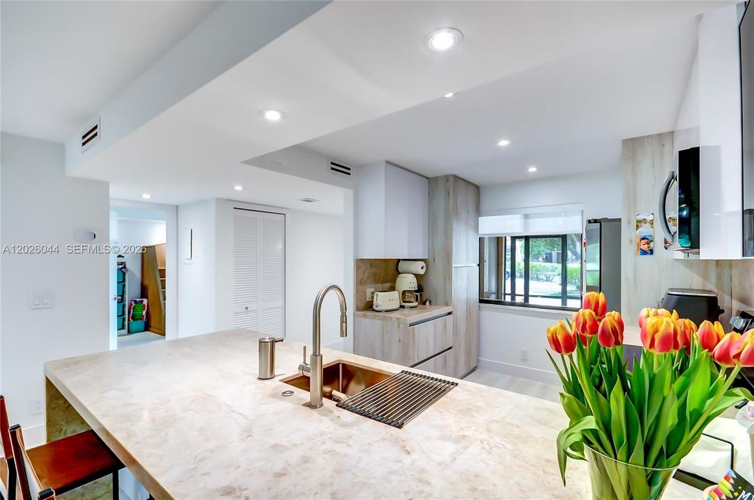 Active With Contract: $345,000 (2 beds, 2 baths, 1256 Square Feet)