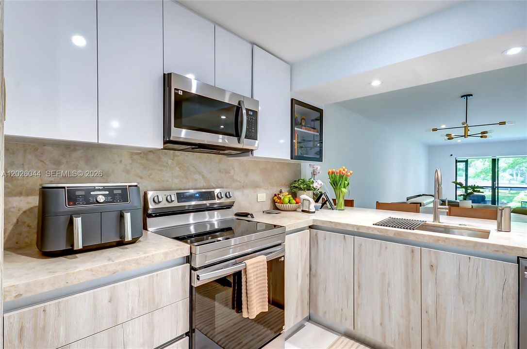 Active With Contract: $345,000 (2 beds, 2 baths, 1256 Square Feet)