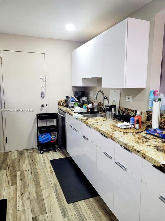 For Sale: $305,000 (3 beds, 2 baths, 1925 Square Feet)