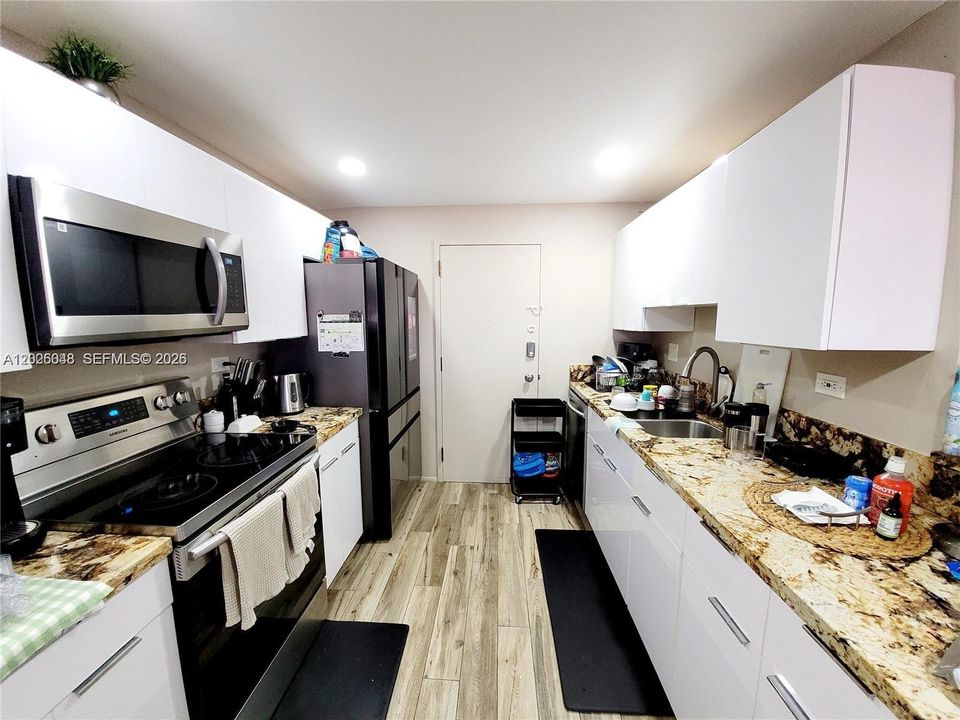 For Sale: $305,000 (3 beds, 2 baths, 1925 Square Feet)