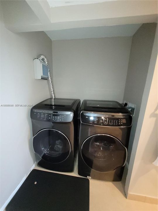 For Sale: $305,000 (3 beds, 2 baths, 1925 Square Feet)
