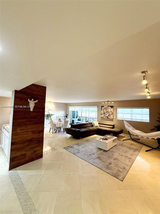For Sale: $305,000 (3 beds, 2 baths, 1925 Square Feet)