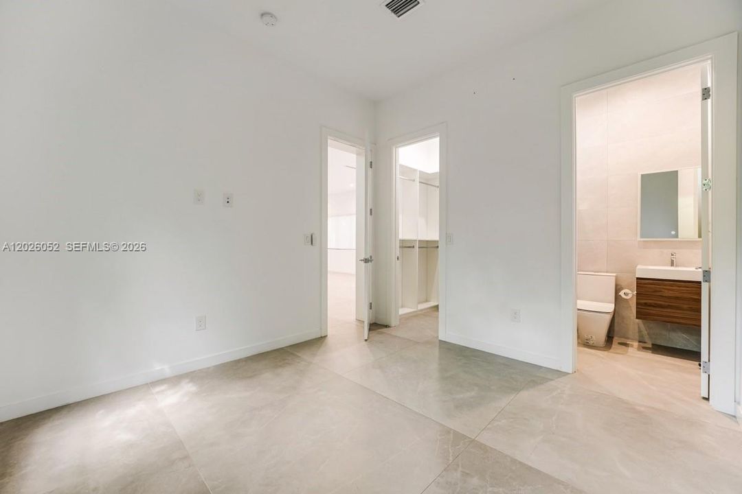 В аренду: $24,000 (5 спален, 5 ванн, 3721 Квадратных фут)