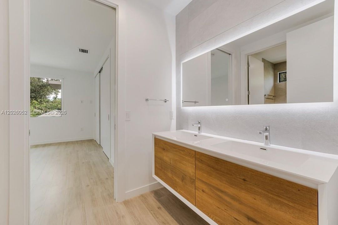 В аренду: $24,000 (5 спален, 5 ванн, 3721 Квадратных фут)