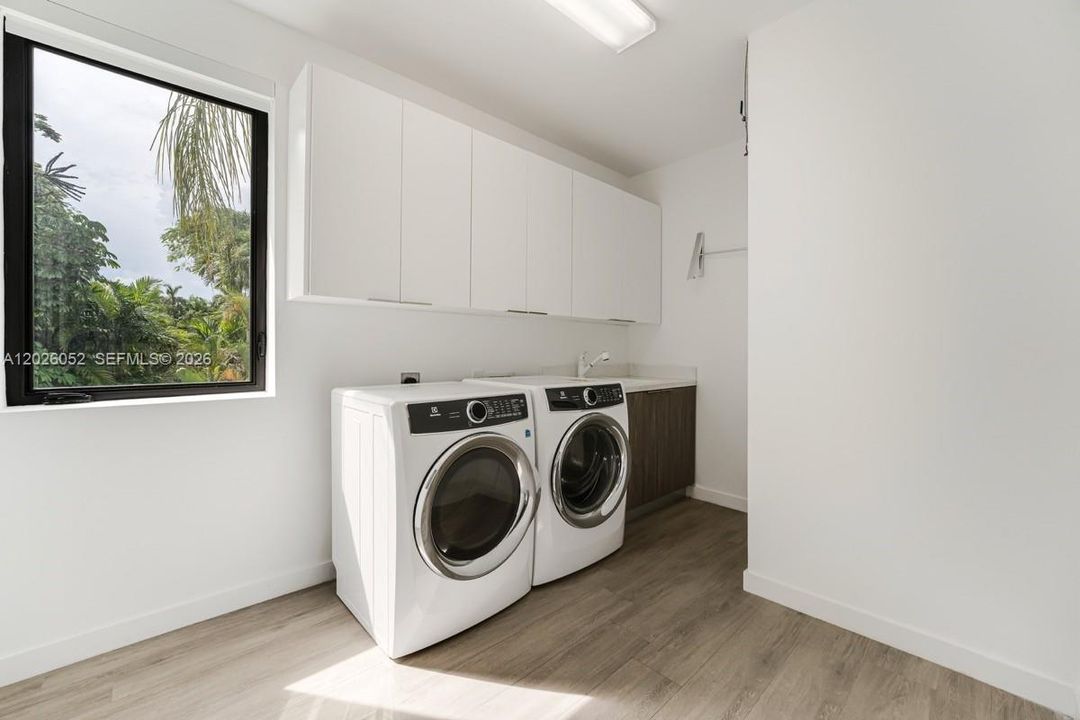 В аренду: $24,000 (5 спален, 5 ванн, 3721 Квадратных фут)