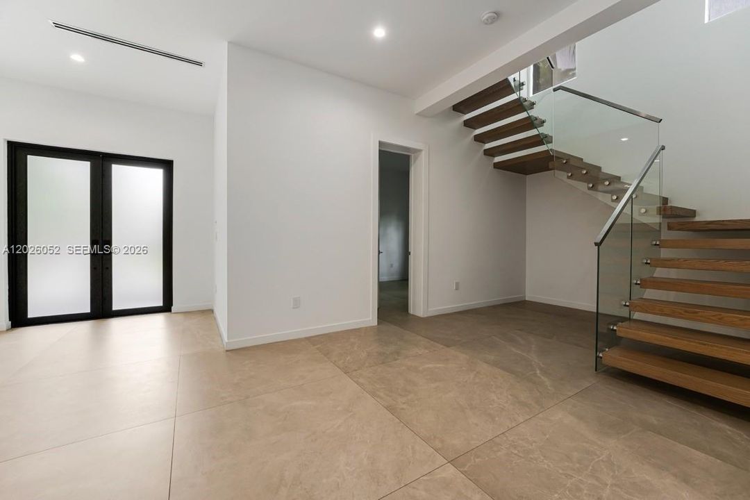 В аренду: $24,000 (5 спален, 5 ванн, 3721 Квадратных фут)