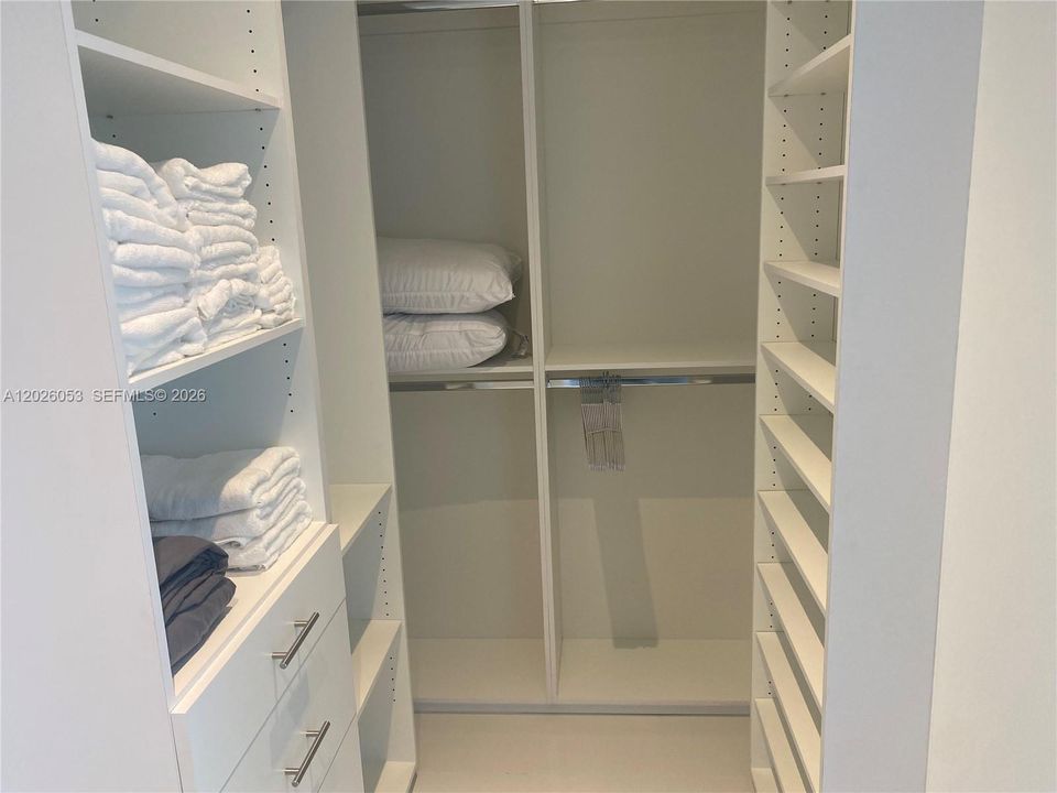 В аренду: $13,000 (2 спален, 2 ванн, 1201 Квадратных фут)