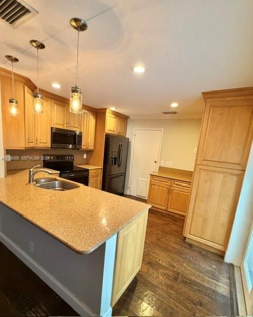 Active With Contract: $484,000 (3 beds, 2 baths, 1666 Square Feet)