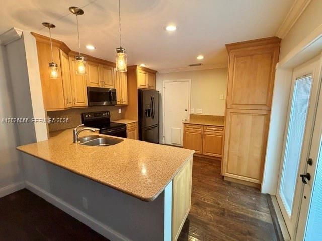 Active With Contract: $484,000 (3 beds, 2 baths, 1666 Square Feet)