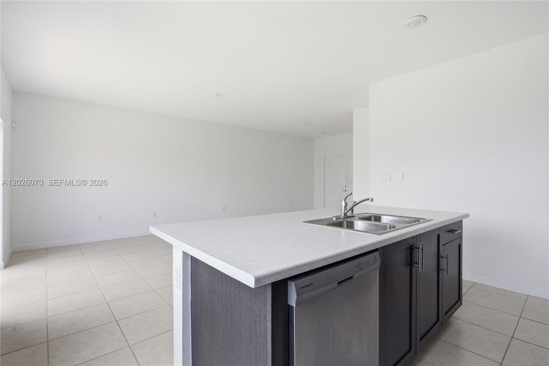 En Venta: $415,000 (3 camas, 2 baños, 1374 Pies cuadrados)