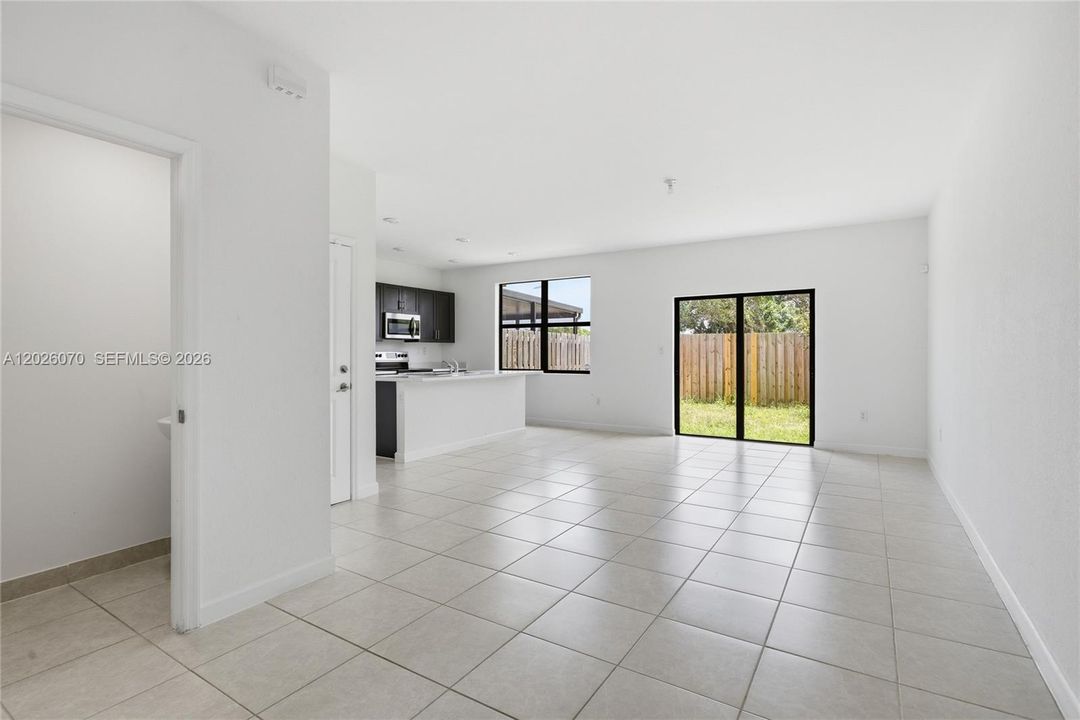 En Venta: $415,000 (3 camas, 2 baños, 1374 Pies cuadrados)