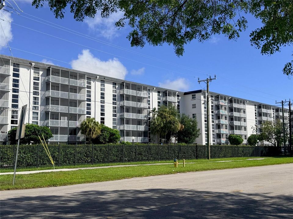 For Rent: $2,950 (2 beds, 2 baths, 1040 Square Feet)