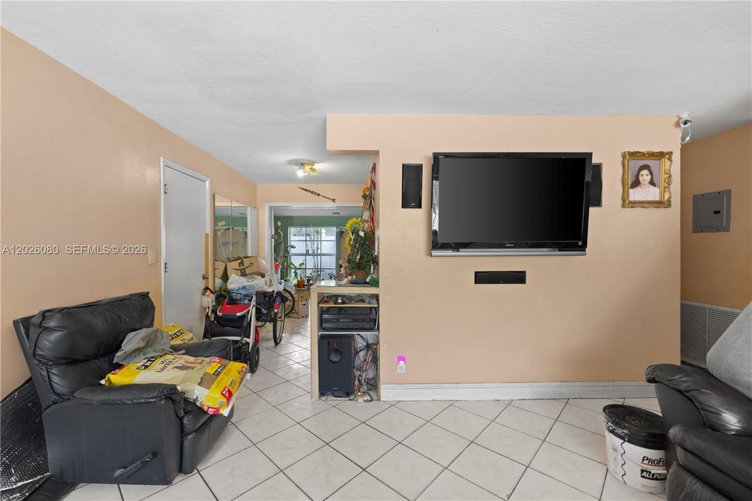 Activo con contrato: $399,999 (4 camas, 3 baños, 1000 Pies cuadrados)