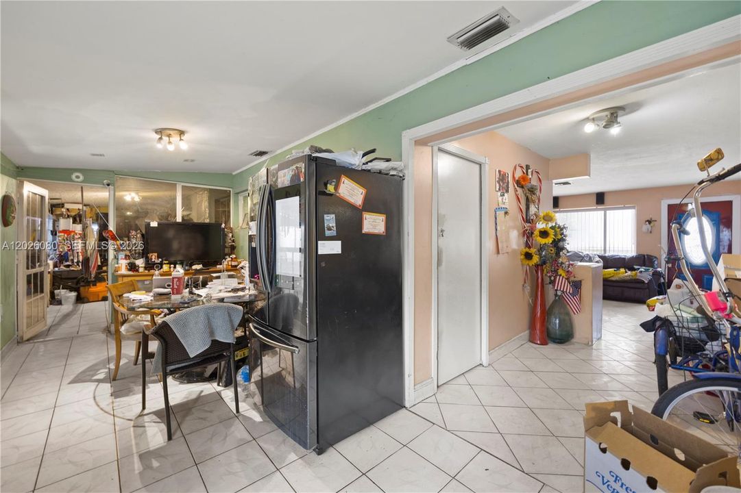 Activo con contrato: $399,999 (4 camas, 3 baños, 1000 Pies cuadrados)