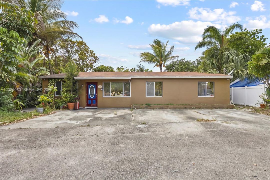Activo con contrato: $399,999 (4 camas, 3 baños, 1000 Pies cuadrados)