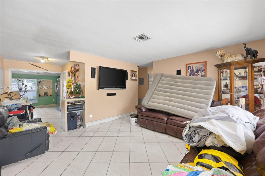 Activo con contrato: $399,999 (4 camas, 3 baños, 1000 Pies cuadrados)