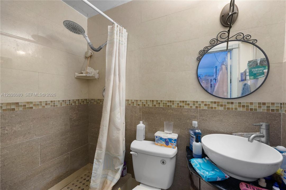 Activo con contrato: $399,999 (4 camas, 3 baños, 1000 Pies cuadrados)