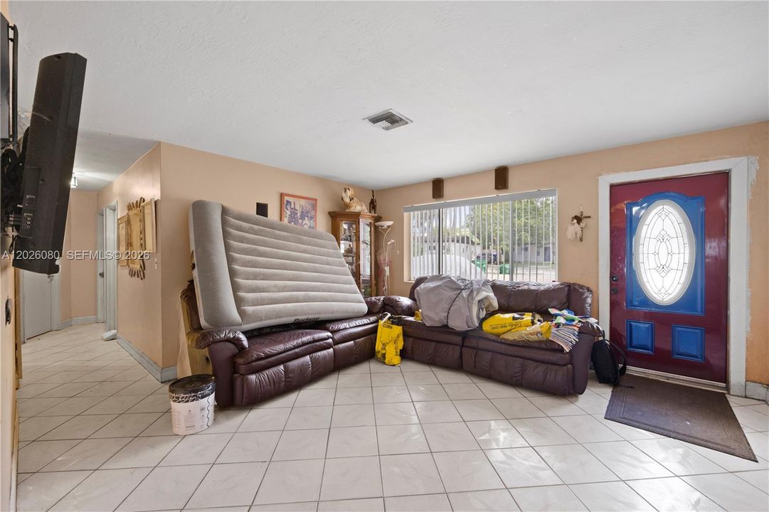 Activo con contrato: $399,999 (4 camas, 3 baños, 1000 Pies cuadrados)