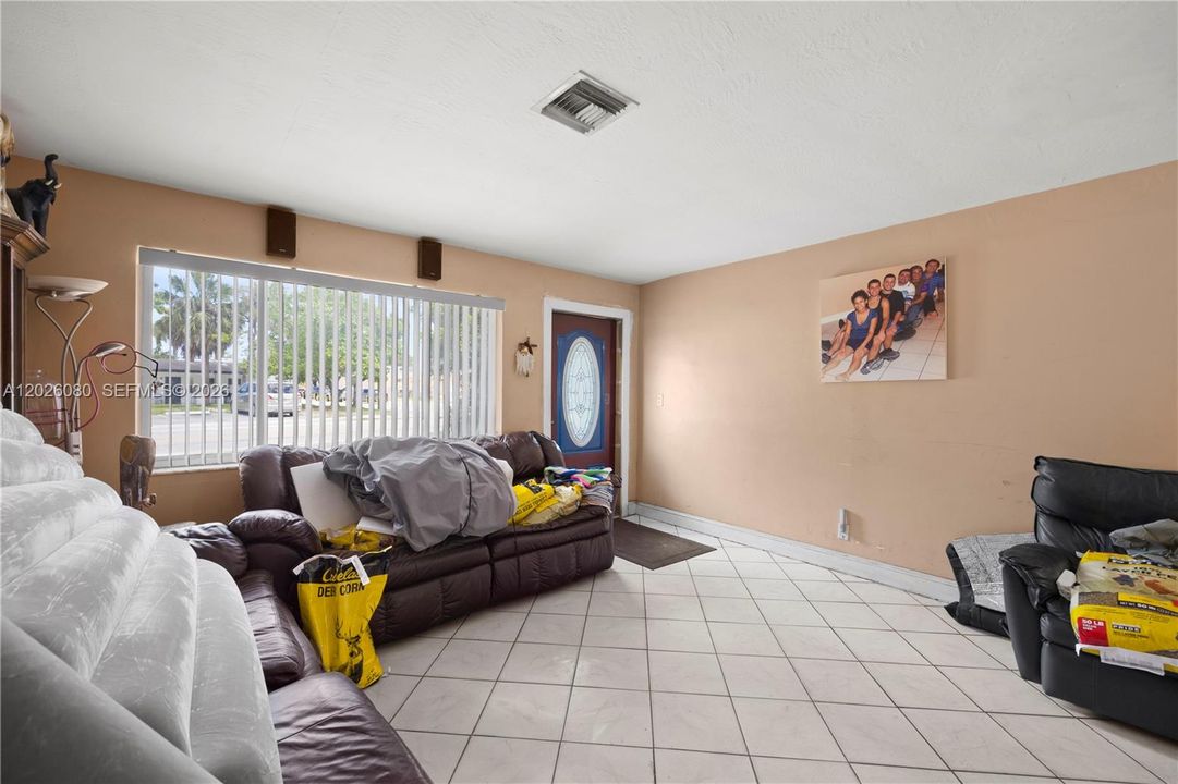Activo con contrato: $399,999 (4 camas, 3 baños, 1000 Pies cuadrados)